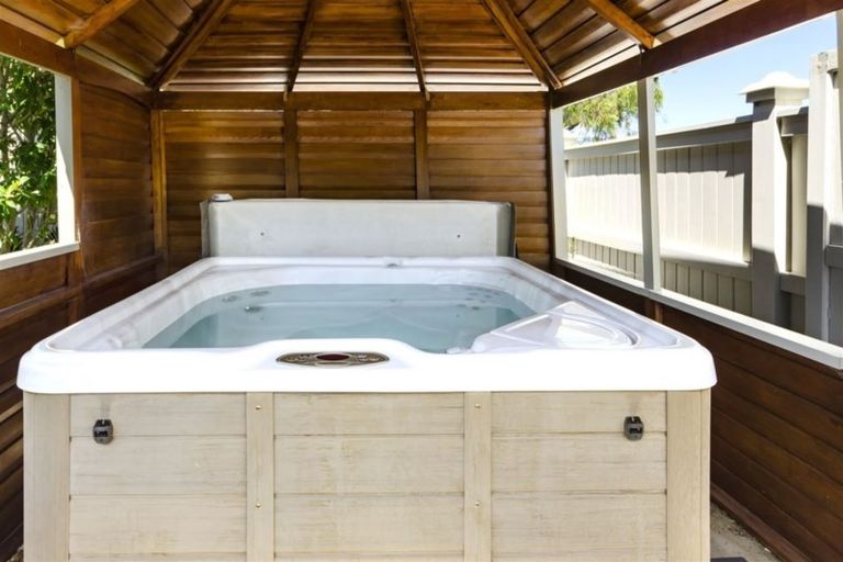 Photo of property in 20 Eversleigh Road, Belmont, Auckland, 0622