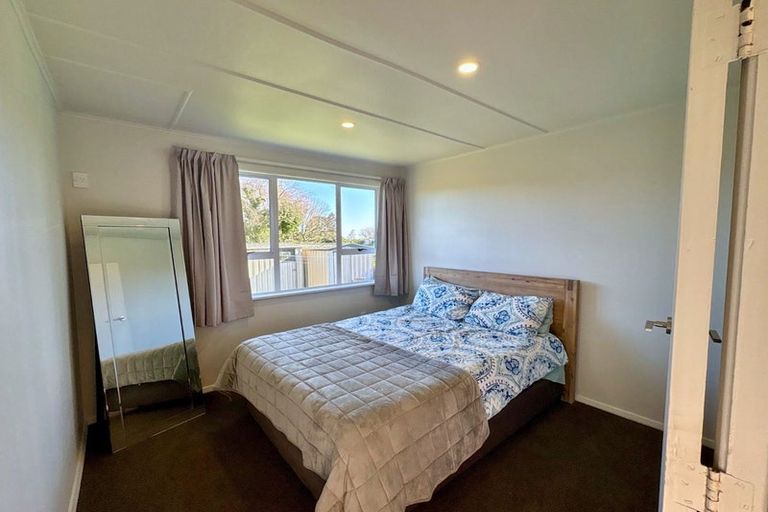 Photo of property in 17 Kairau Road West, Sentry Hill, New Plymouth, 4373