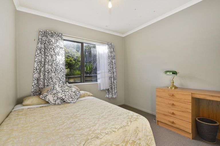 Photo of property in 1/98 Manhattan Heights, Glendene, Auckland, 0602
