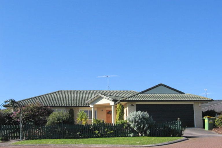 Photo of property in 57 Carisbrook Crescent, Papakura, 2110