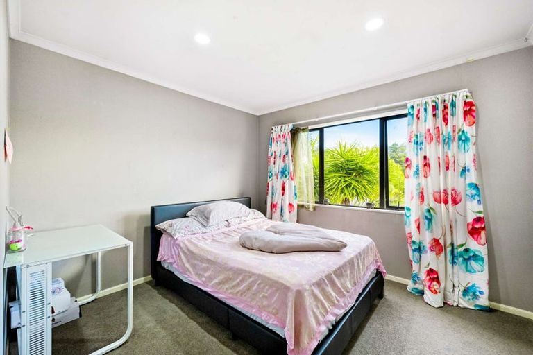 Photo of property in 1 Seresin Crescent, Flat Bush, Auckland, 2016