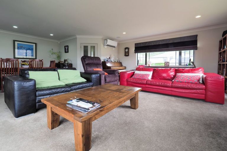 Photo of property in 33 Staithes Drive North, Whitby, Porirua, 5024