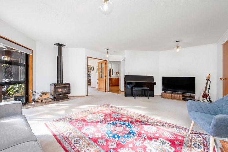 Photo of property in 8 Runanga Grove, Waikanae, 5036