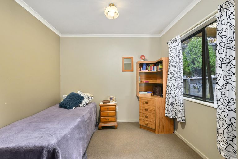 Photo of property in 1/98 Manhattan Heights, Glendene, Auckland, 0602