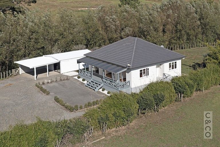 Photo of property in 231 Waitakere Road, Taupaki, Henderson, 0782