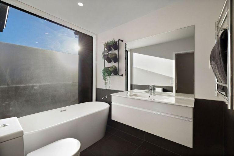 Photo of property in 1 Parera Lane, Jacks Point, Queenstown, 9371