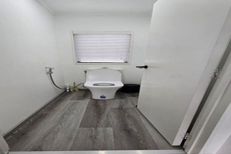 Photo of property in 28 Meadowvale Rise, Titirangi, Auckland, 0604