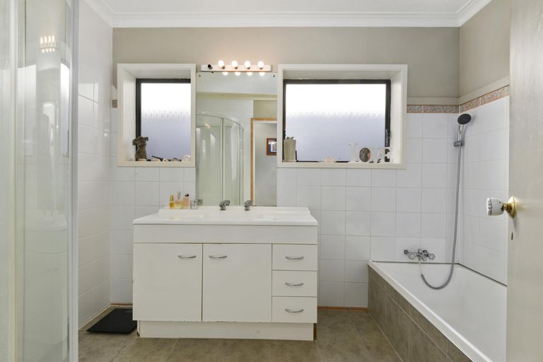 Photo of property in 1/98 Manhattan Heights, Glendene, Auckland, 0602