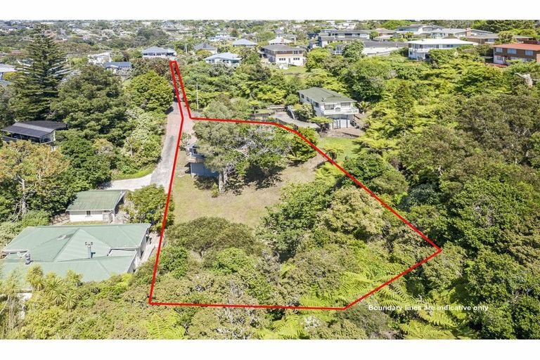 Photo of property in 8 Limmer Place, Browns Bay, Auckland, 0632