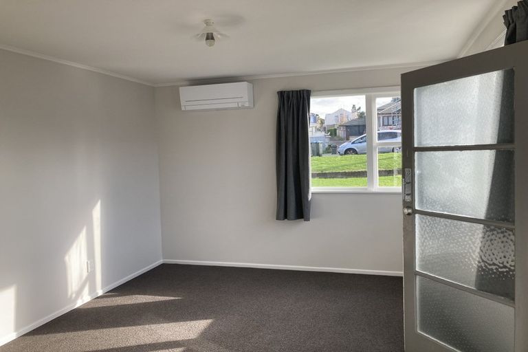 Photo of property in 15 Stamford Park Road, Mount Roskill, Auckland, 1041