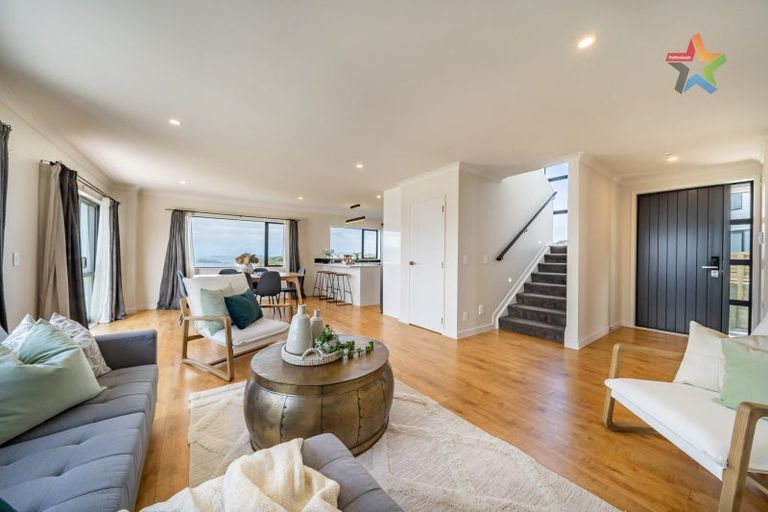 Photo of property in 8 Poto Road, Normandale, Lower Hutt, 5010