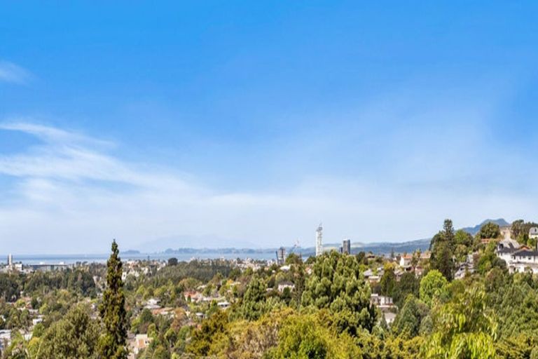 Photo of property in 11 Bank Street, Hillcrest, Auckland, 0627