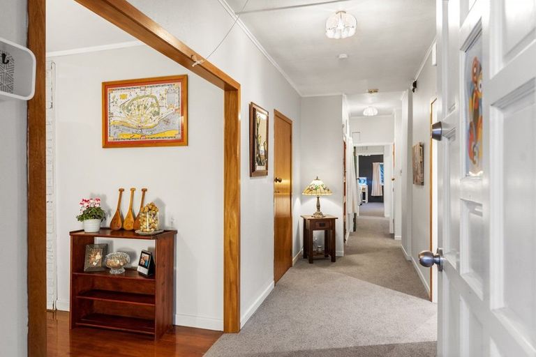 Photo of property in 10 Savoy Road, Glen Eden, Auckland, 0602