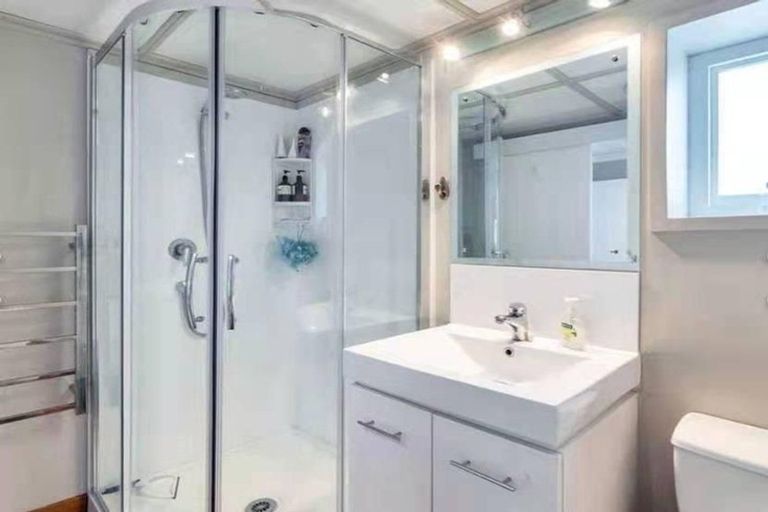 Photo of property in 1/133 Carlisle Road, Northcross, Auckland, 0632