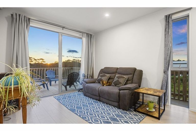 Photo of property in 33 Takurua Terrace, Orewa, 0931