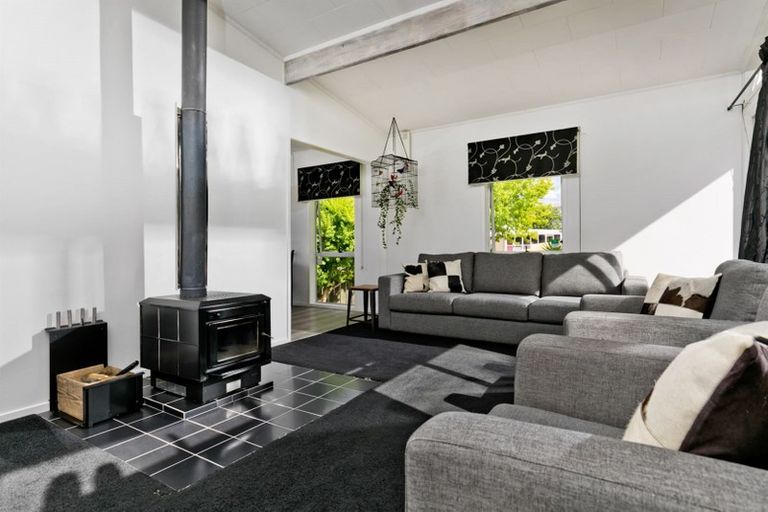 Photo of property in 7 Blythe Place, Glendene, Auckland, 0602