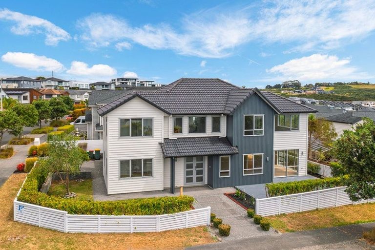 Photo of property in 17 Headland Drive, Long Bay, Auckland, 0630