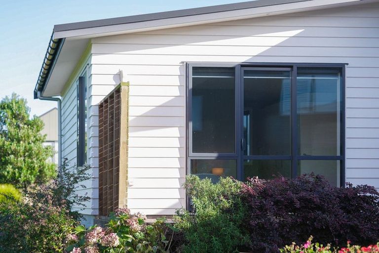 Photo of property in 21 Ferndale Drive, Waikanae, 5036