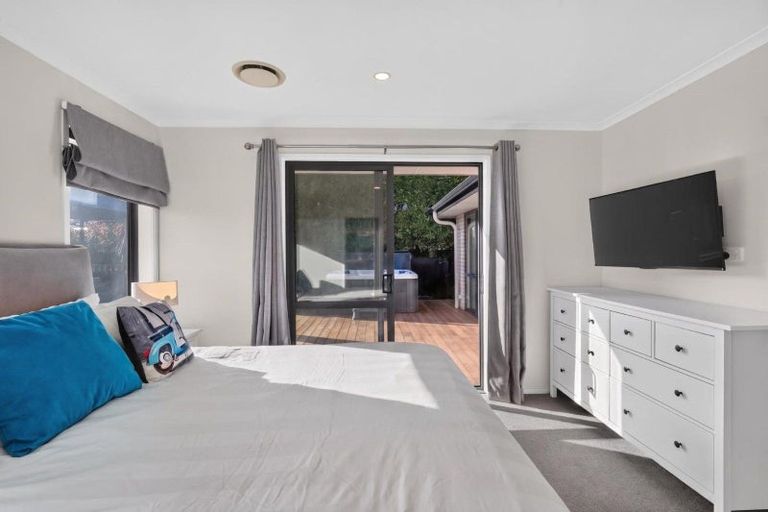 Photo of property in 40 Boocock Crescent, Orewa, 0931