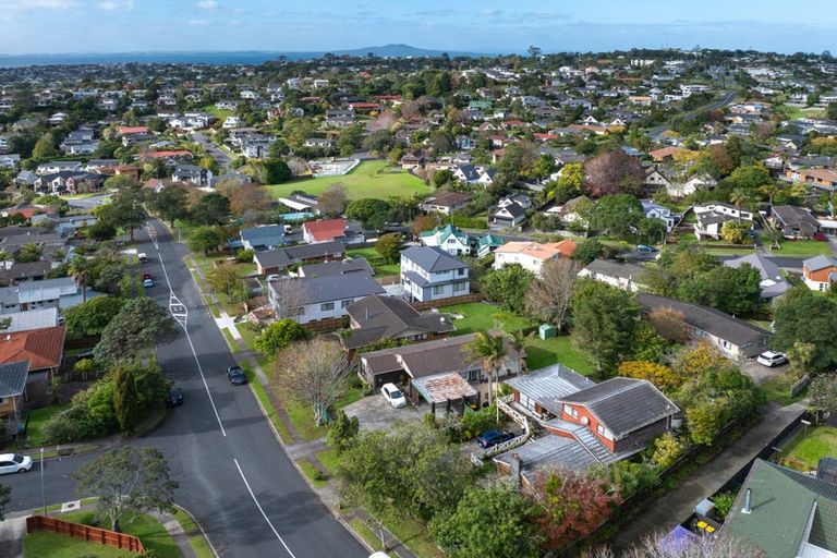 Photo of property in 121 Oaktree Avenue, Browns Bay, Auckland, 0630