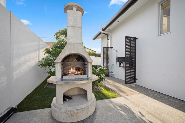 Photo of property in 12a Eastcliffe Road, Castor Bay, Auckland, 0620