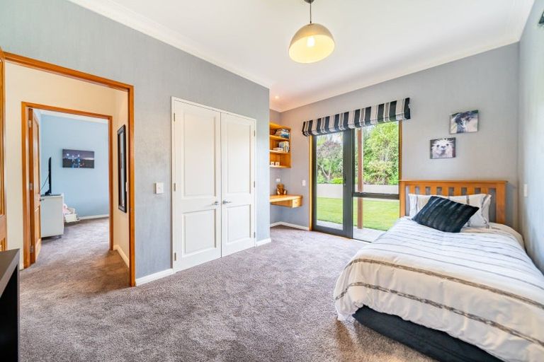 Photo of property in 32 Paekakariki Hill Road, Pauatahanui, Porirua, 5381