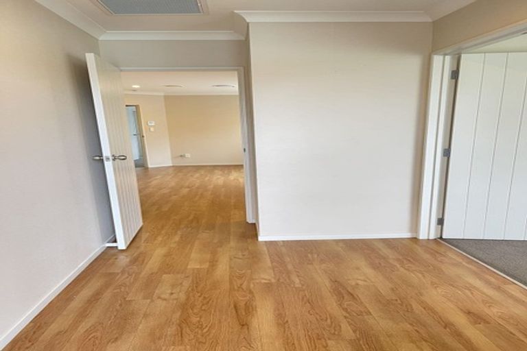 Photo of property in 4 Walter Haddrell Crescent, Flat Bush, Auckland, 2016