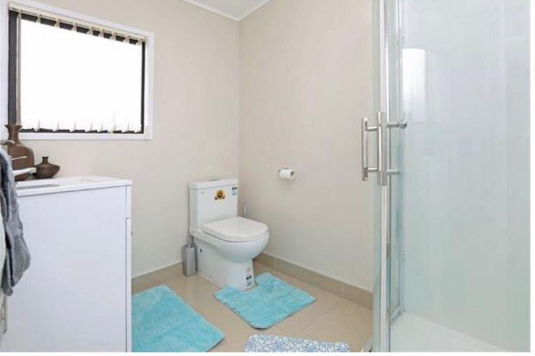 Photo of property in 1/2 Senecio Place, Weymouth, Auckland, 2103