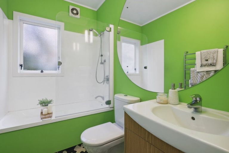 Photo of property in 22 Homewood Crescent, Karori, Wellington, 6012