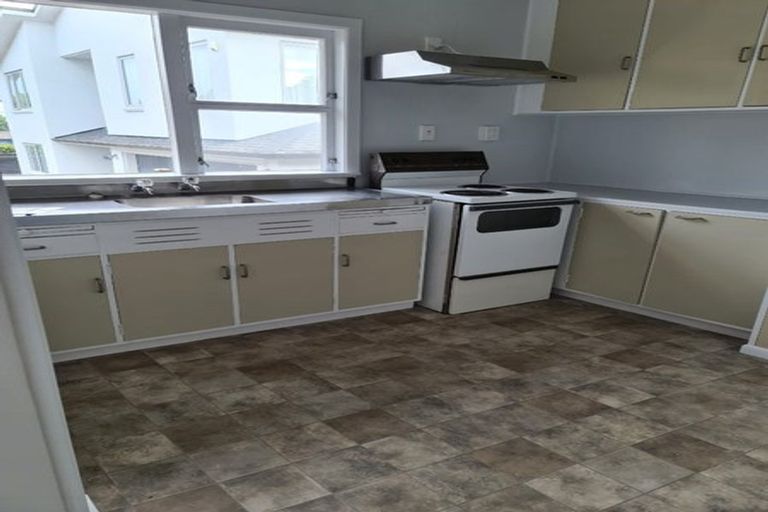 Photo of property in 28-30 Lake Pupuke Drive, Takapuna, Auckland, 0622