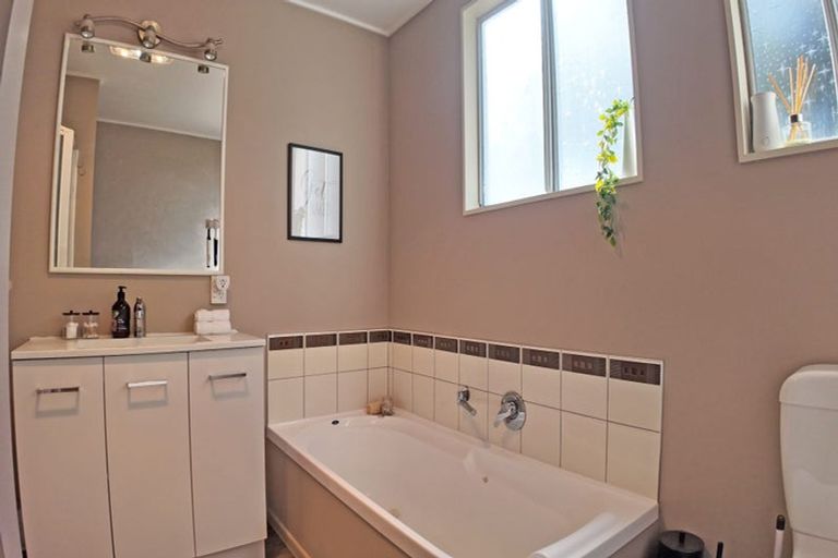 Photo of property in 22b Hillside Drive, Maoribank, Upper Hutt, 5018