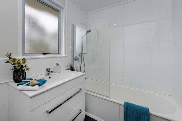 Photo of property in 80 Lantana Road, Green Bay, Auckland, 0604