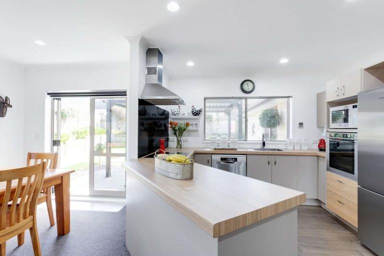 Photo of property in 18 Mcewen Crescent, Riverstone Terraces, Upper Hutt, 5018