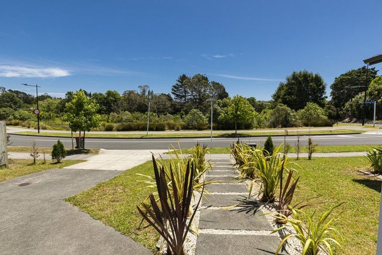 Photo of property in 1 Mcindoe Road, Kumeu, 0810