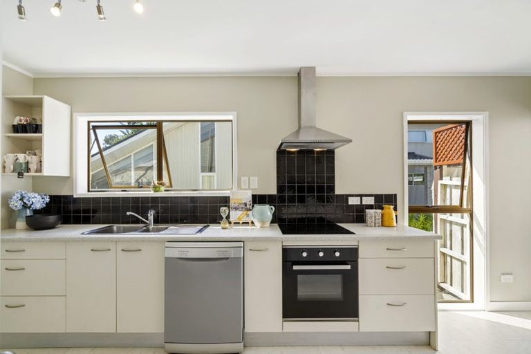 Photo of property in 20 Robin Lane, Browns Bay, Auckland, 0630