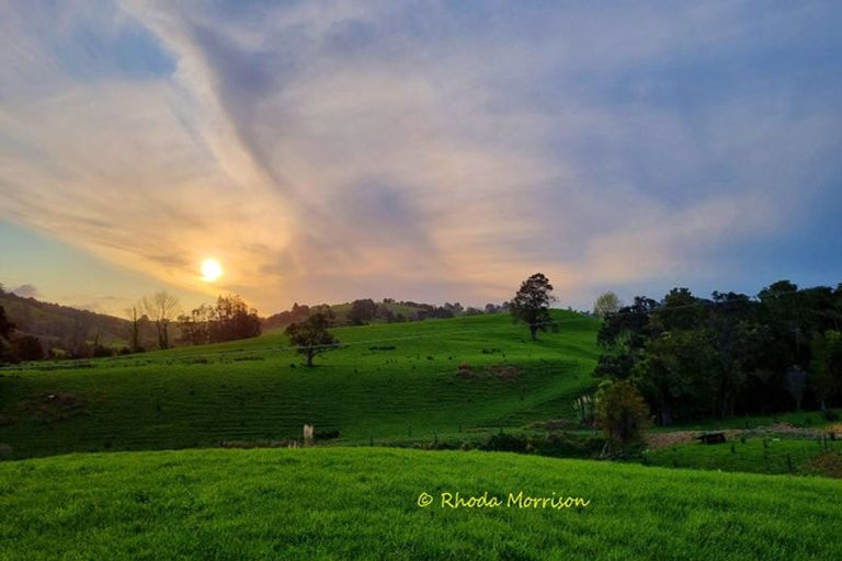 Photo of property in 12 Arahanga Road, Paparoa, 0571