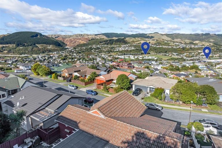 Photo of property in 10 Ordley Grove, Tawa, Wellington, 5028