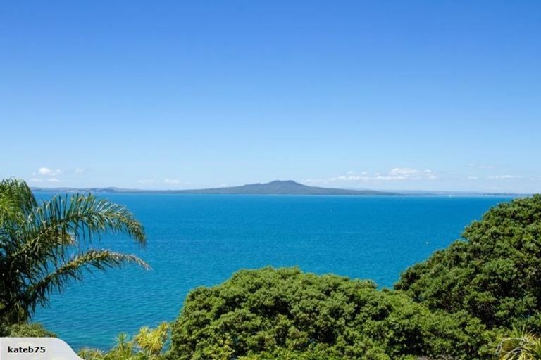 Photo of property in 2/19 Churchill Road, Murrays Bay, Auckland, 0630