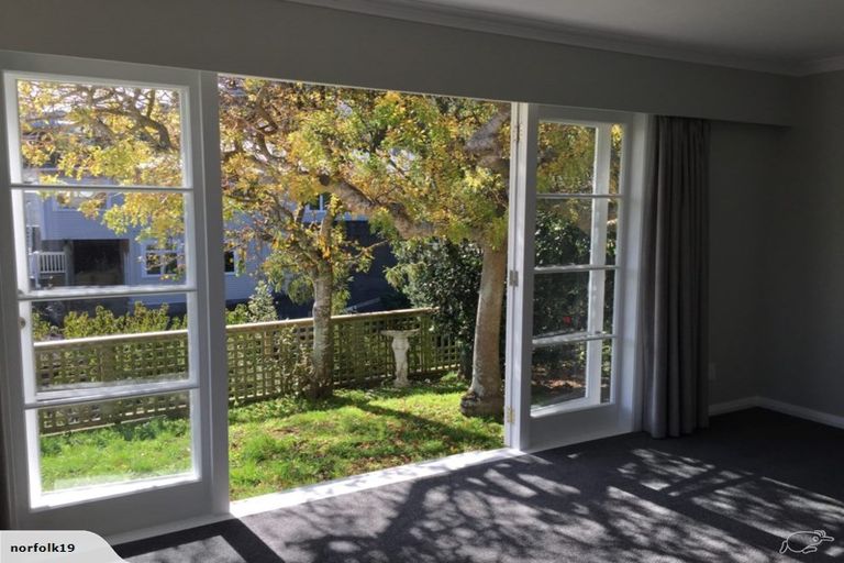 Photo of property in 98 Melbourne Road, Island Bay, Wellington, 6023