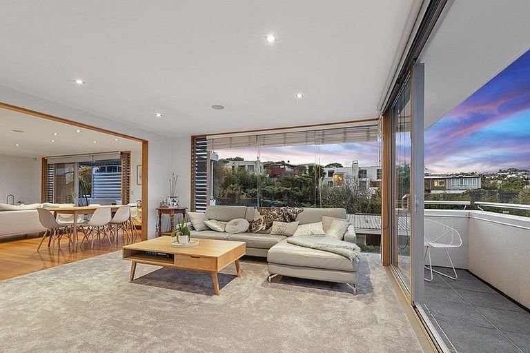 Photo of property in 2/55 Parr Terrace, Castor Bay, Auckland, 0620