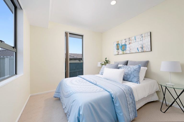 Photo of property in 28 Heversham Place, Glendene, Auckland, 0602