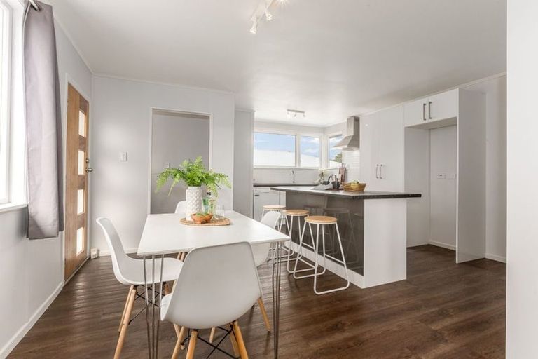 Photo of property in 32 Beauzami Crescent, Ascot Park, Porirua, 5024