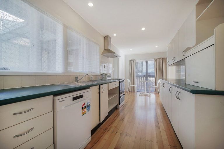 Photo of property in 32 Essex Street, Te Atatu South, Auckland, 0610