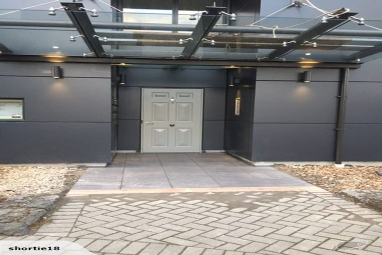 Photo of property in 68 Mountain Road, Henderson Valley, Auckland, 0612