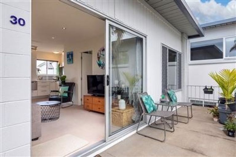 Photo of property in 1/72l Kitchener Road, Milford, Auckland, 0620