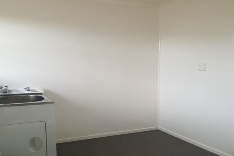 Photo of property in 6 Knox Road, Swanson, Auckland, 0612