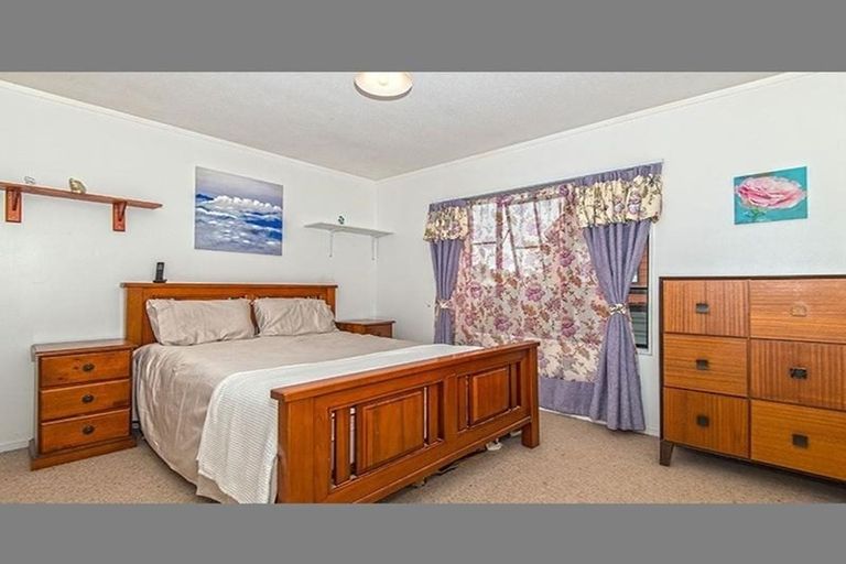 Photo of property in 2/16 De Quincey Terrace, Highland Park, Auckland, 2010