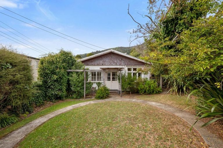Photo of property in 90 Wellington Street, Picton, 7220