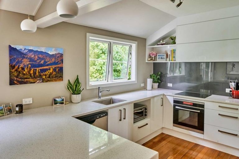 Photo of property in 47 Rona Street, Eastbourne, Lower Hutt, 5013