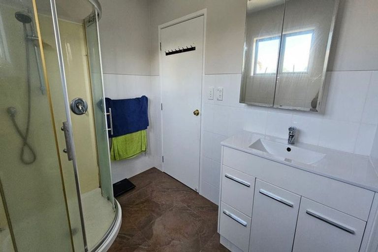 Photo of property in 19a Crystal Avenue, Glendene, Auckland, 0602